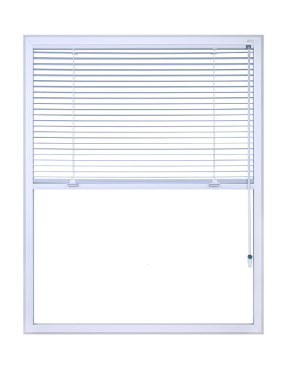 Latende half geopend met open jaloezie