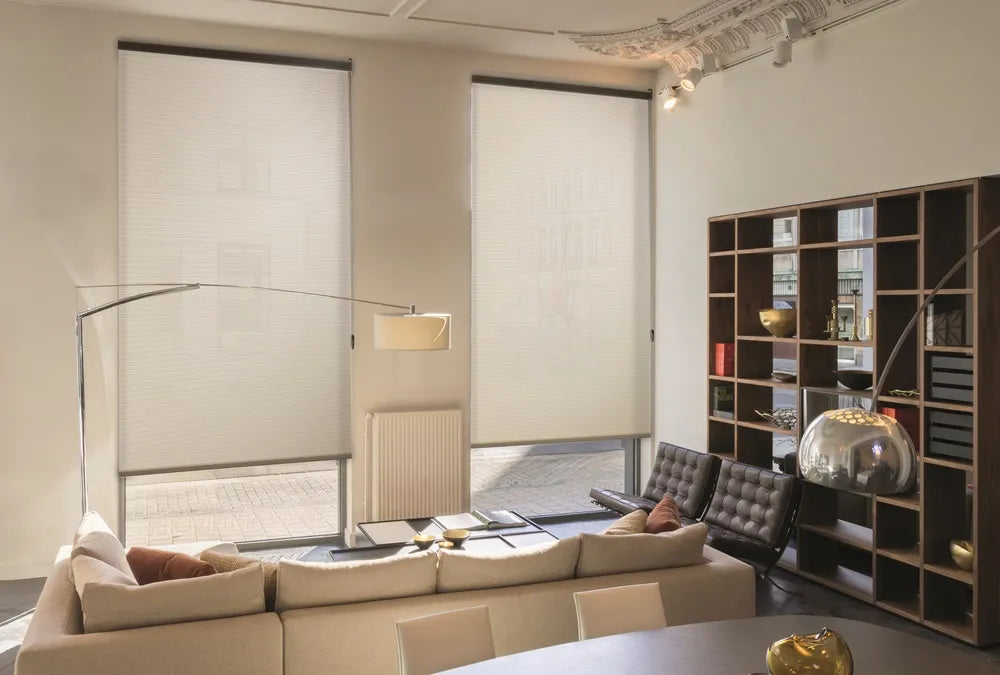 Sfeerbeeld KEJE Rolgordijn vrijhangend in klassieke kamer met modern design